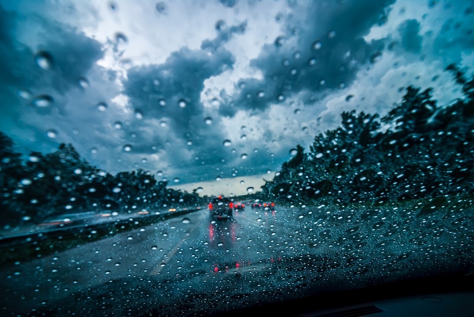 6 consejos para conducir con lluvia y evitar el aquaplaning